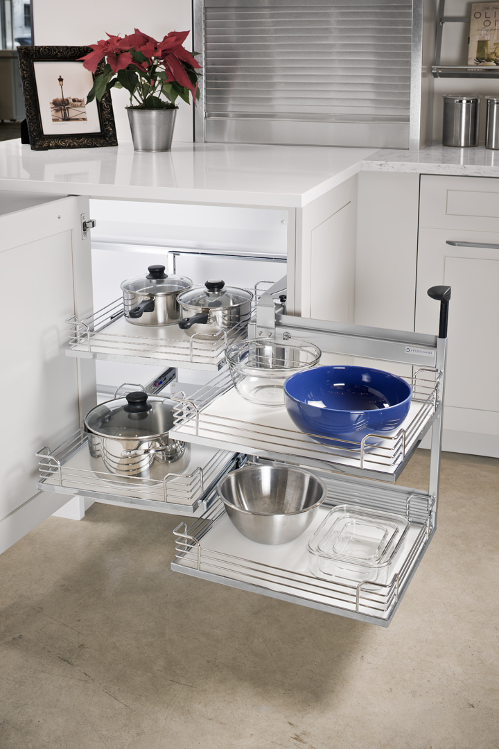 Magic corner cabinet insert